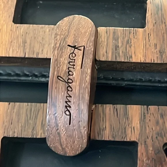 Salvatore Ferragamo Gancini wood logo shoulder bag. Black leather with wood logo - Picture 5 of 17